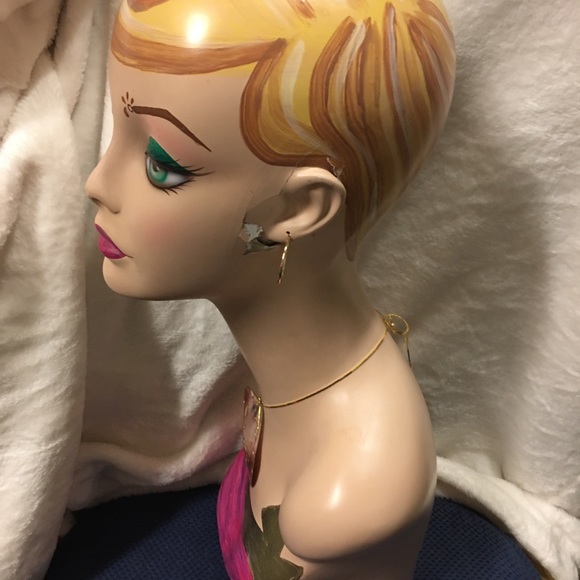 Vintage lady head mannequin ( Earrings & Necklace not included) - Picture 2 of 8